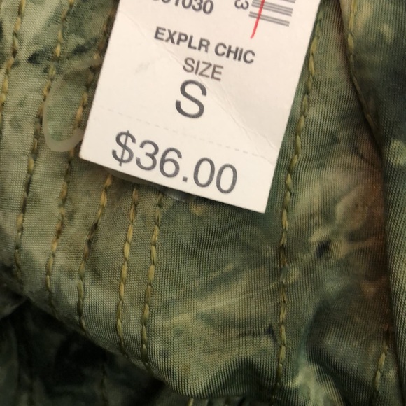 Dress Barn sage green shirt with a little sparkle NWT size small spring - Picture 8 of 11